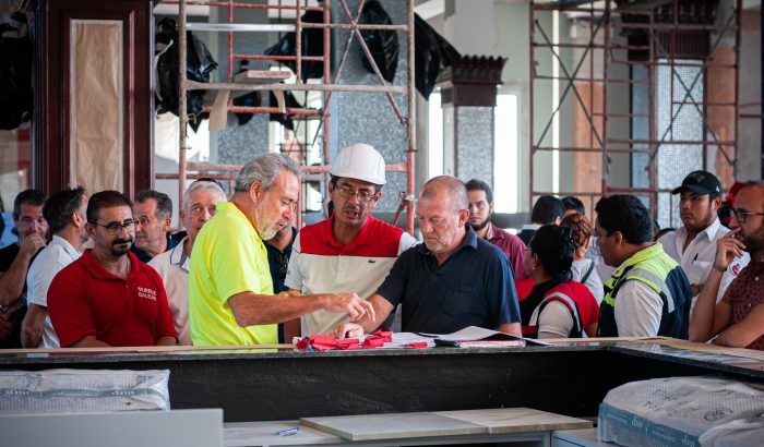 Luis Riu mit Eduardo Vadillo, Direktor des Gabinete Técnico y Obra de América, und José María Sanchís, Direktor des Departamento de Arquitectura, Ingeniería y Obra de América.