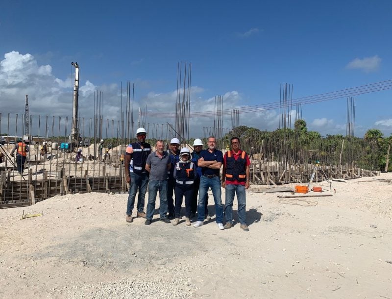 Luis Riu y su equipo en el inicio de la construcción del hotel Riu Latino en Cancún, México, en 2020