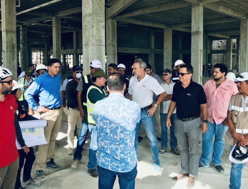 Luis Riu con los operarios participantes en las obras del hotel Riu Palace Costa Mujeres en México en 2018