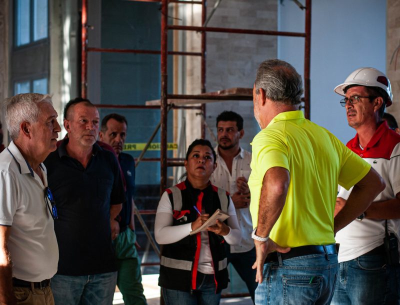 Luis Riu with the workers of the construction of the Hotel Riu Palace Riviera Maya in Mexico