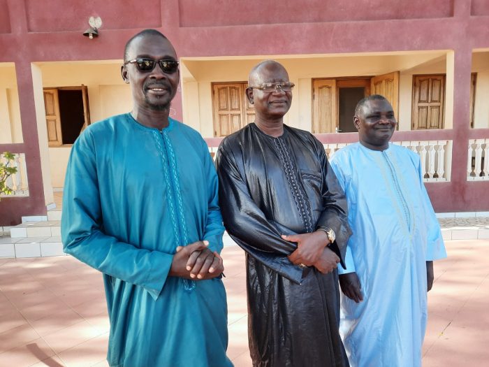 De izquierda a derecha: Modou Faye, griot; Michel Sarr, jefe del pueblo y su sobrino Mbaye Sarr