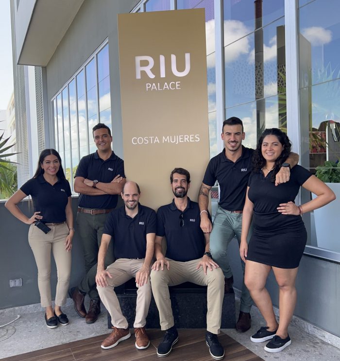 Left to right: Lupita Montero, assistant manager; Alejandro Martinez, manager; Iñigo Calvo, assistant manager; Vicente Gómez, assistant manager; Francisco Arca, assistant manager and Jennie Nieves, assistant manager.