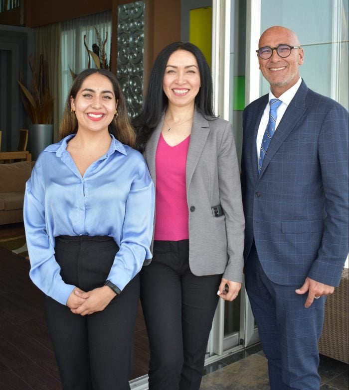 De izquierda a derecha: Mariana Medina, subdirectora; Esmeralda Hernández, subdirectora  y Oliver Cramail, director.