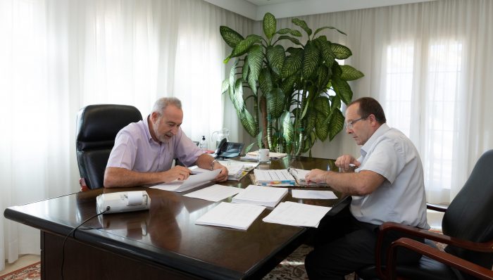 Luis Riu, CEO de RIU Hotels & Resorts, en una reunión de trabajo en su despacho con su asistente, José Manuel Celdrán. 