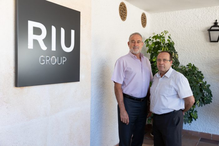 Luis Riu, CEO de RIU Hotels & Resorts, y José Manuel Celdrán en las oficinas centrales de RIU en Mallorca.