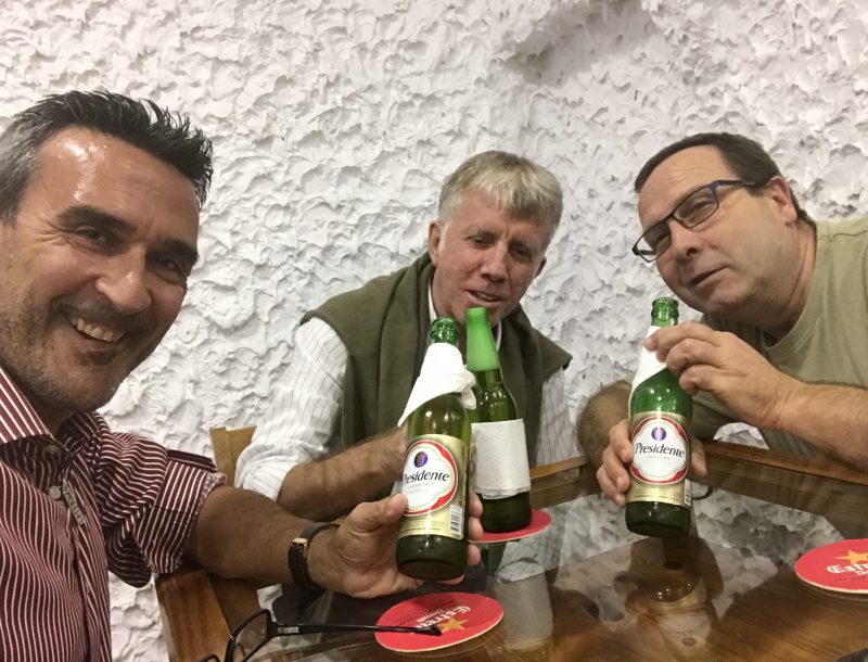 Enrique Vargas, Juan Antonio Medina und José Manuel Celdrán stoßen bei einem Besuch in Palma mit dominikanischem Bier an