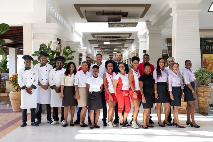 Equipo de responsables del hotel Riu Karamboa en Cabo Verde