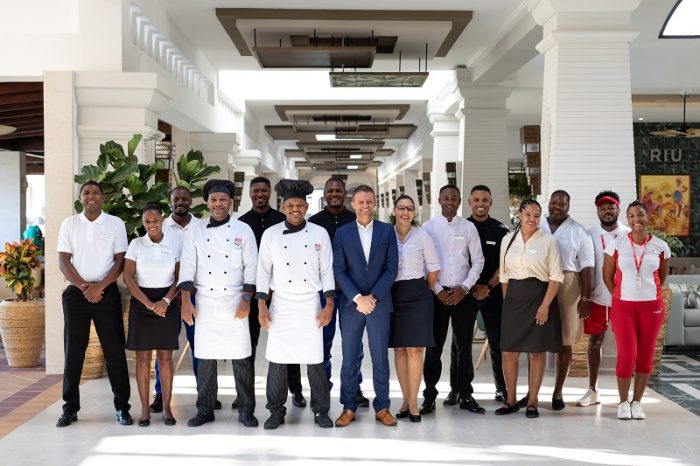 Equipo de responsables del hotel Riu Touareg en Cabo Verde