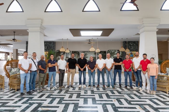 Luis Riu con su equipo de obra y apertura en la revisión previa a la apertura de los hoteles de RIU en Cabo Verde.