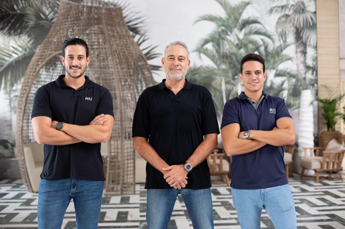 Luis Riu Güell, CEO de RIU Hotels & Resorts, con sus hijos, Luis Riu Rodríguez y Roberto Riu Rodríguez