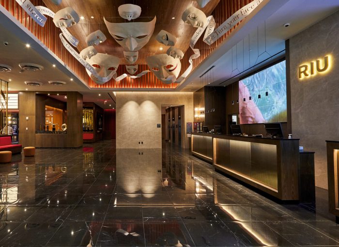 Lobby del Riu Plaza Manhattan Times Square, primer hotel de RIU en Nueva York, abierto en febrero de 2022