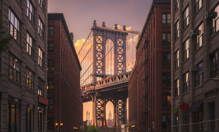 Puesta de sol en el puente de Brooklyn, Nueva York.