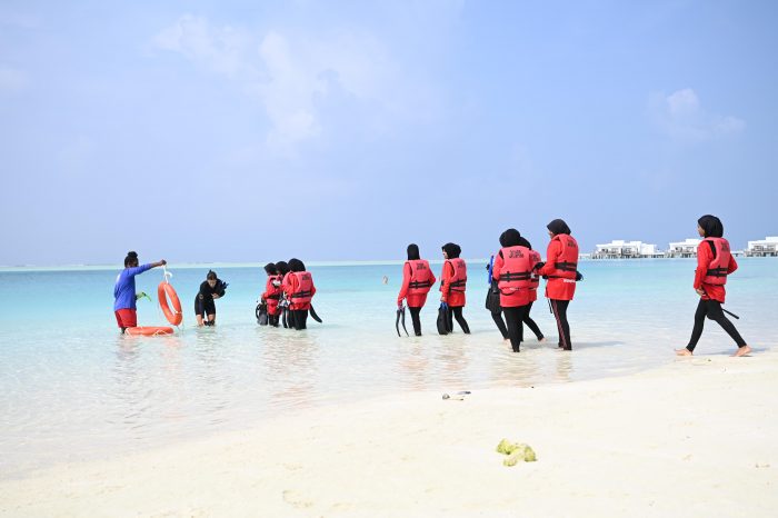 Los alumnos de la escuela DH. Atoll Education Centre durante el programa Blue Reef Reforest