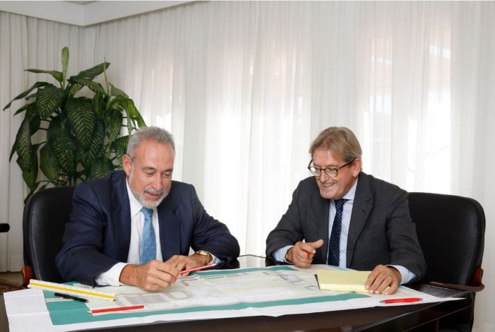 Félix Casado, consejero de la Zona Atlántica de RIU Hotels, y Luis Riu, CEO, revisan juntos unos planos