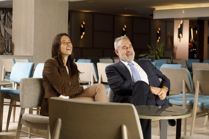 Naomi Riu, Finanzdirektorin von RIU Hotels, auf einem Foto mit ihrem Vater und CEO Luis Riu
