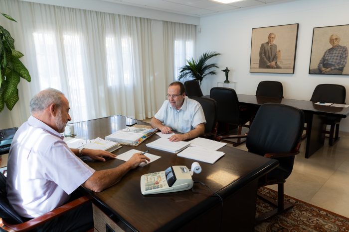 José Manuel Celdrán, asistente personal de Luis Riu dentro de RIU Hotels, en una reunión en el despacho de este último