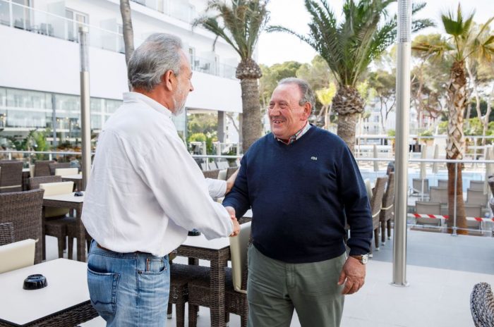 Ramón Arroyo, Director of Technical Services at RIU Hotels, shakes hands with CEO Luis Riu