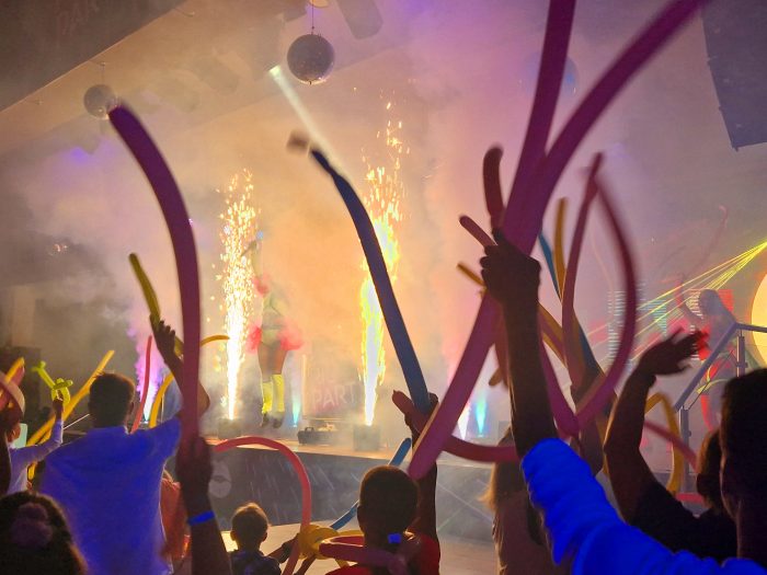 Die Riu Party ist ein Spektakel aus Licht und Farben.