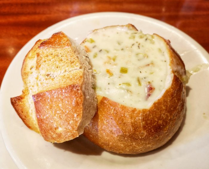 Clam Chowder Bread Bowl, ein typisches Gericht des Hafenviertels Fisherman's Wharf.