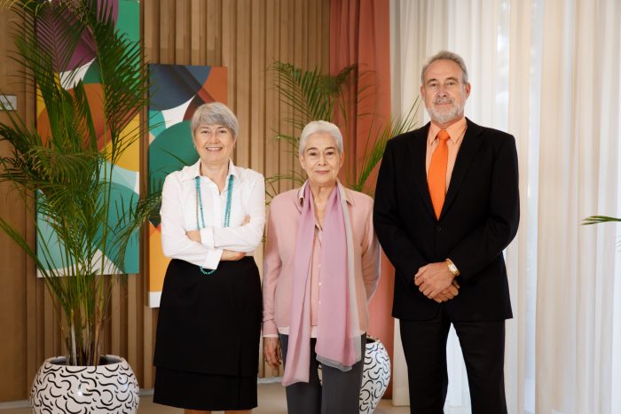 Pilar Güell junto a sus hijos, Carmen y Luis Riu, directivos al frente de RIU Hotels & Resorts.