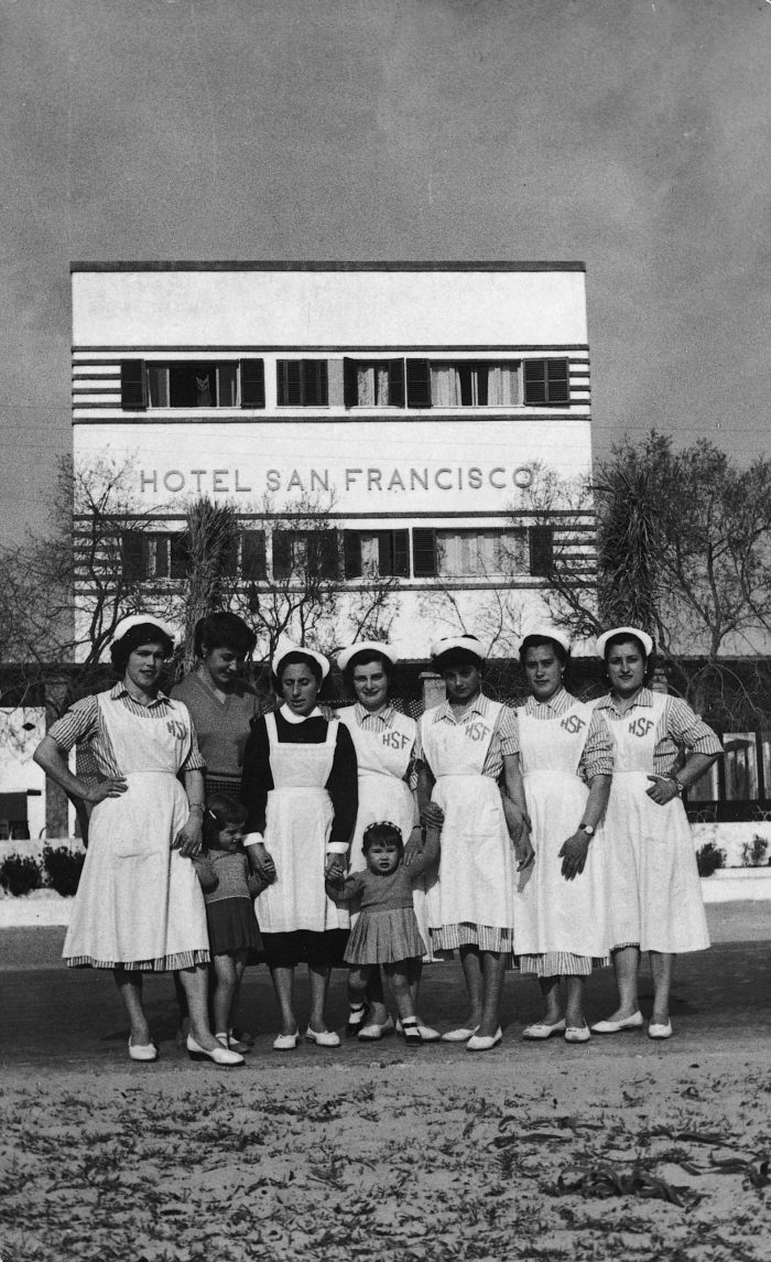 The housekeeping team of the Hotel San Francisco by RIU, wearing handmade uniforms tailored by María Bertrán and Pilar Güell. Also in the image is little Carmen Riu