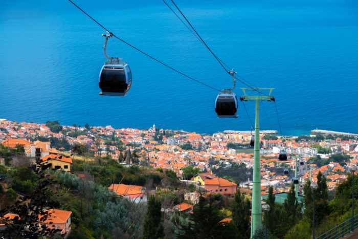 Blick aus der Seilbahn in Funchal, der Hauptstadt von Madeira. 