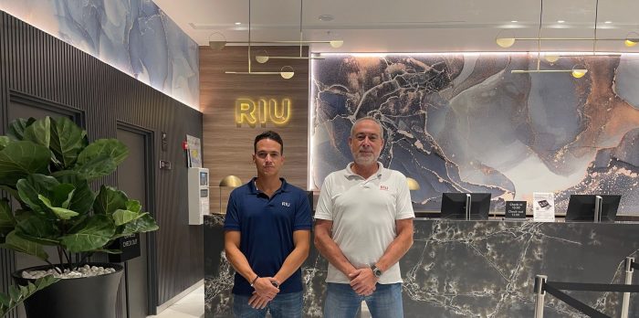Luis Riu Güell, CEO von RIU Hotels & Resorts, und sein Sohn, Luis Riu Rodríguez, im Riu Plaza London Victoria, dem neuen Hotel der spanischen Hotelkette in London