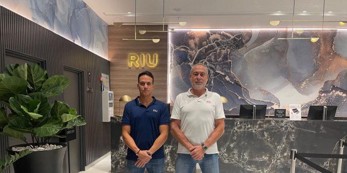 Luis Riu Güell, CEO de RIU Hotels & Resorts, y su hijo, Luis Riu Rodríguez, en el nuevo hotel de la cadena en Londres, el Riu Plaza London Victoria