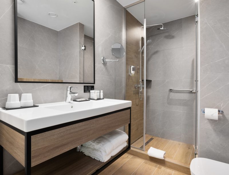 Deluxe Queen room bathroom at the hotel Riu Plaza London Victoria