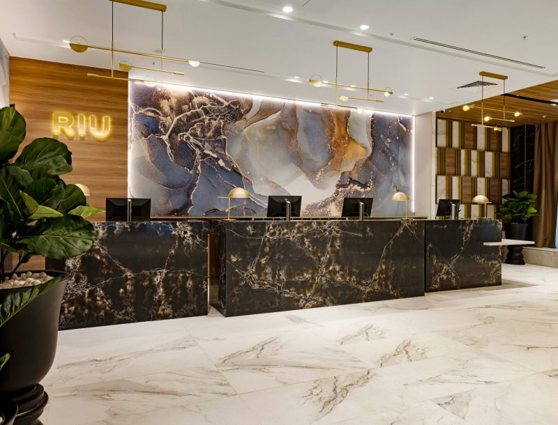 Reception desk of the hotel Riu Plaza London Victoria