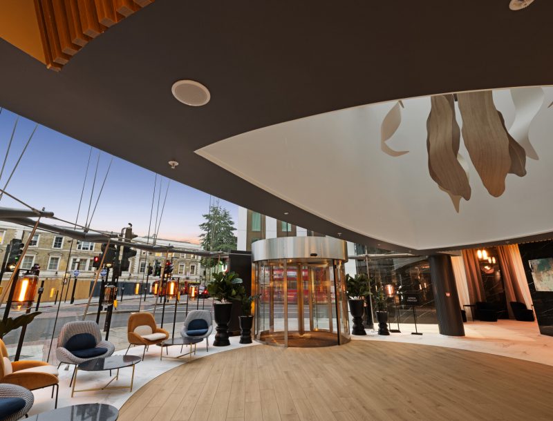 Innenansicht der runden Glastrommel, die als Haupteingang zur Lobby des Riu Plaza London Victoria dient