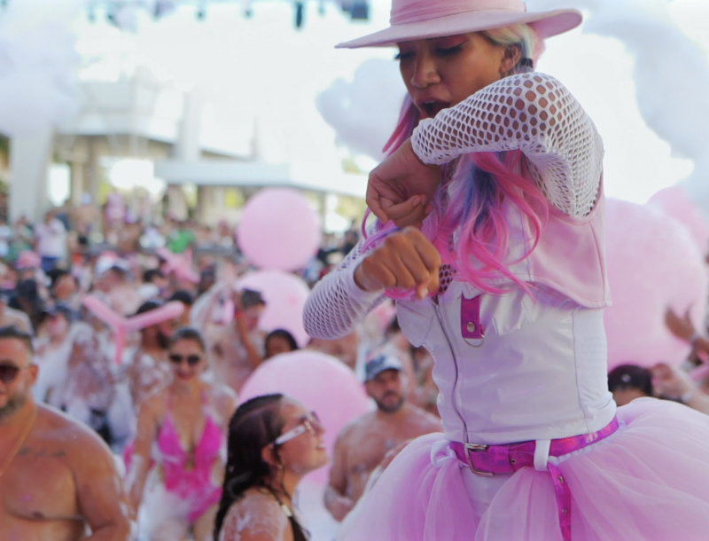 Animadora de la Riu Party baila durante una de las fiestas que acogen los hoteles RIU con régimen Todo Incluido