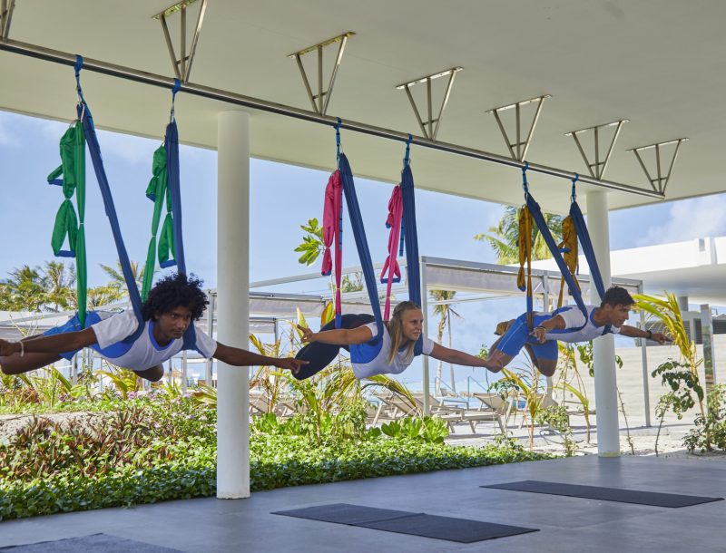 Clase de yoga aéreo en uno de los hoteles RIU, parte del programa Riu Fit dentro de la oferta All Inclusive