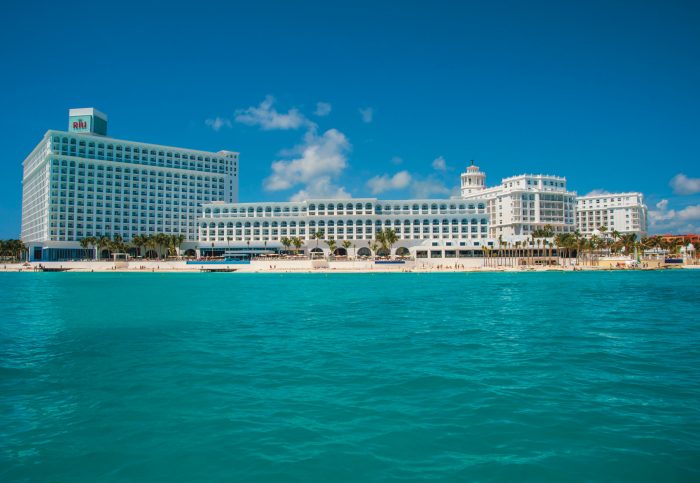 Exterior del hotel Riu Cancun, primer hotel de la Zona Hotelera de Cancun en incorporar la oferta Todo Incluido en 2003