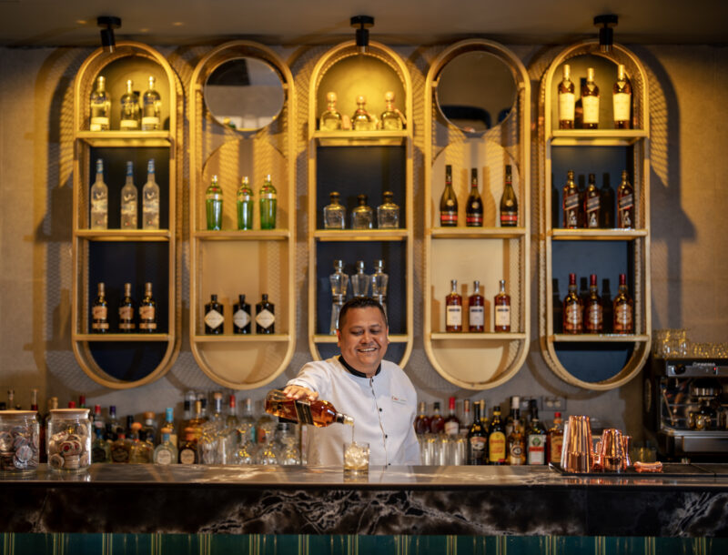 Ein Bartender serviert einen Drink in der Elite Club Bar des Hotels Riu Palace Pacifico in Riviera Nayarit, Mexiko.