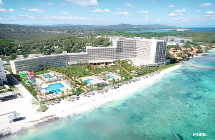 Blick vom Meer auf das im Bau befindliche Hotel Riu Palace Aquarelle in Falmouth, Jamaika.