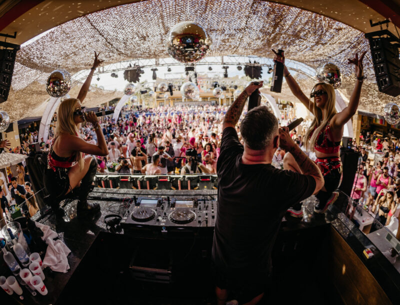 El DJ anima a los asistentes a una de las Riu Party en el hotel Riu Caribe, en Cancún