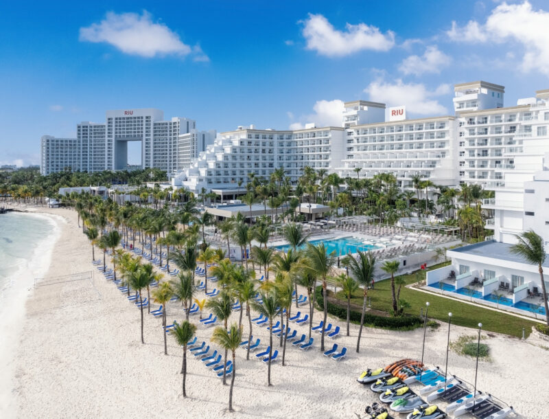 Exteriores del hotel Riu Caribe, en Cancún, reformado en 2023