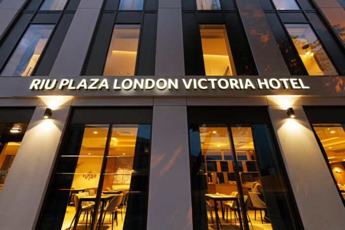 Die Fassade des Hotels Riu Plaza London Victoria, das 2023 in London eröffnet wurde