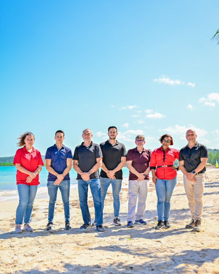 Luis Riu, CEO von RIU Hotels & Resorts, und seine Söhne Luis und Roberto mit dem Managementteam des Hotels Riu Palace Aquarelle in Jamaika