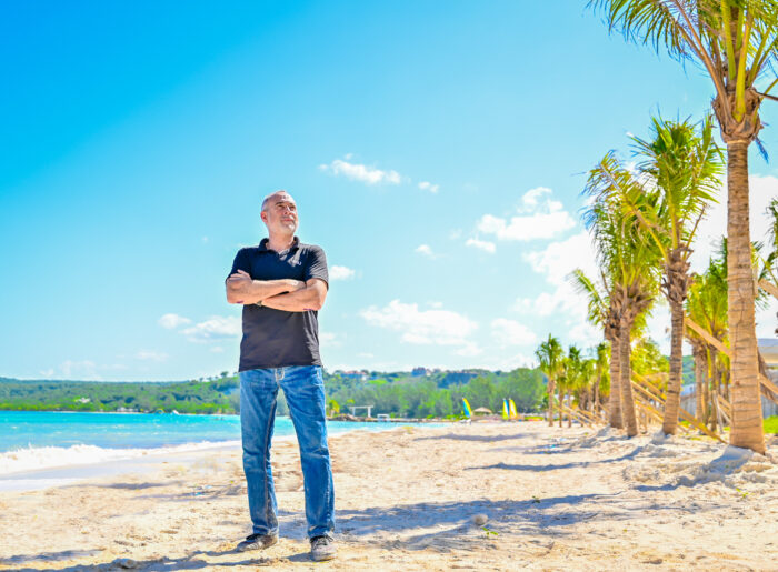 Luis Riu, CEO von RIU Hotels & Resorts, am Strand White Bay in Jamaika, wo das zukünftige Hotel Riu Palace Aquarelle gebaut wird