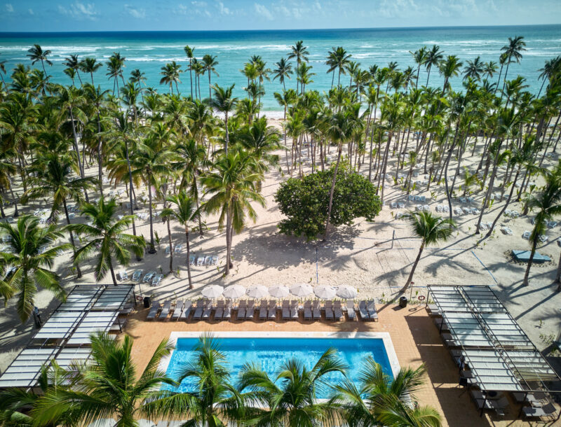 Der Swimmingpool direkt am Strand des Hotels Riu Palace Macao in Punta Cana nach der Renovierung im Jahr 2023.
