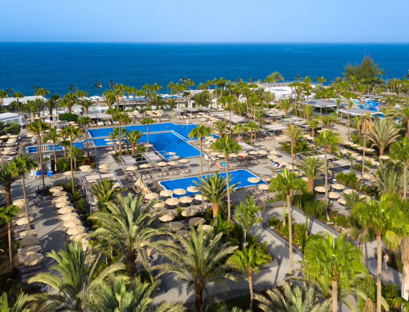 Luftaufnahme des Poolbereichs des Hotels Riu Gran Canaria, das nach der Renovierung im Jahr 2023 wiedereröffnet wurde.