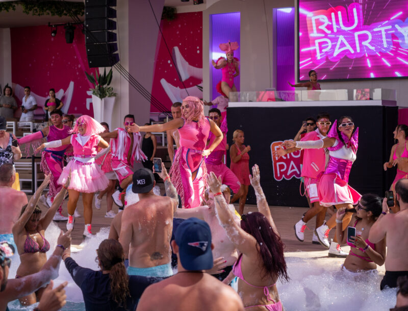 Riu Pink Party im Hotel Riu Caribe in Cancún, mit DJ, Pool und separater Bar für diese Veranstaltungen.