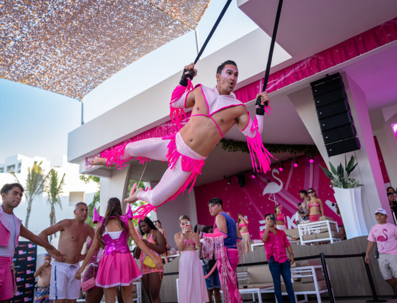 Akrobat auf der Riu Pink Party im Riu Caribe Hotel in Cancún.