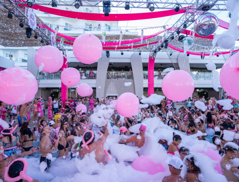 Espuma y globos en la animación de la Riu Pink Party en el hotel Riu Caribe, en Cancún