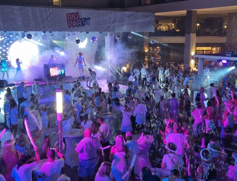 Asistentes a la fiesta Riu White Party en el hotel Riu Buenavista, en Tenerife