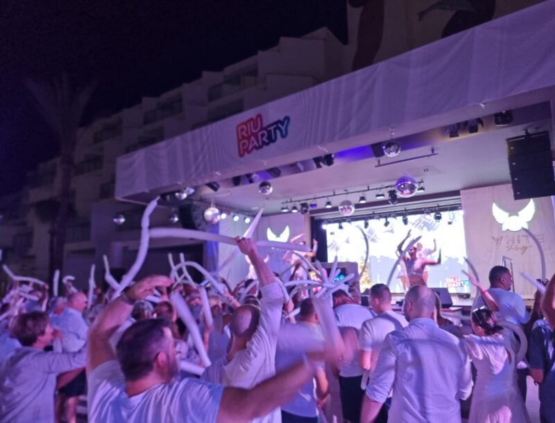 Great atmosphere at the Riu White Party at the hotel Riu Buenavista in Tenerife.