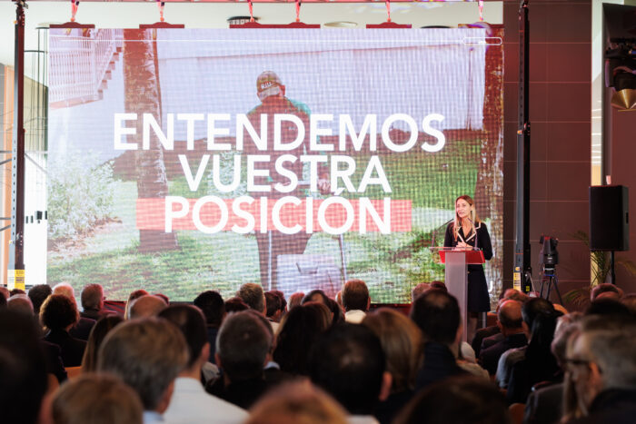 Catalina Alemany, Directora de RSC durante la presentación interna de Proudly Committed a los directivos de RIU en Playa de Palma. 