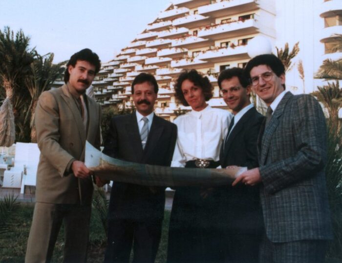 Equipo de trabajo de Luis Riu para la apertura del primer hotel de RIU Hotels & Resorts en Canarias, con Pepe Moreno a la derecha